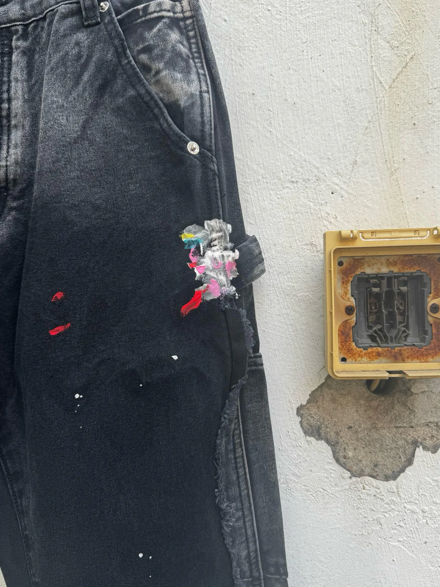 P250💰G95 GALLERY DEPT. Spliced ​​patches, ink-splashed denim bell-bottoms, washed distressed spliced ​​jeans, denim washing factory. During the process, the owner of the washing factory helped introduce a boss who once worked at the Levi OEM factory and then started his own business. This also paved the way for the following styles. Therefore, Levi's remodeled single product for the base plate is really familiar. Whether it is the fabrics supplied or the lathes used in production, there is nothing to choose from. -Color: Black -Size: S-XXL (corresponding to 28-36)